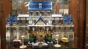 Unser Lego® Grand Hotel, ein selbstgebautes Unikat. Dafür musste der Vitrinenschrank extra umgebaut werden.